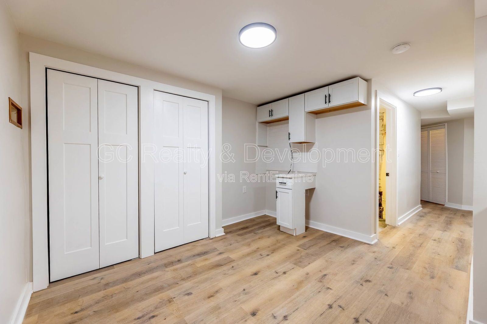 *** GUT REHAB / 2 BDRM + DEN / IN UNIT LAUNDRY / STAINLESS APPL / PAY ONLY ELECTRIC / WALK TO 43RD STATION*** property image