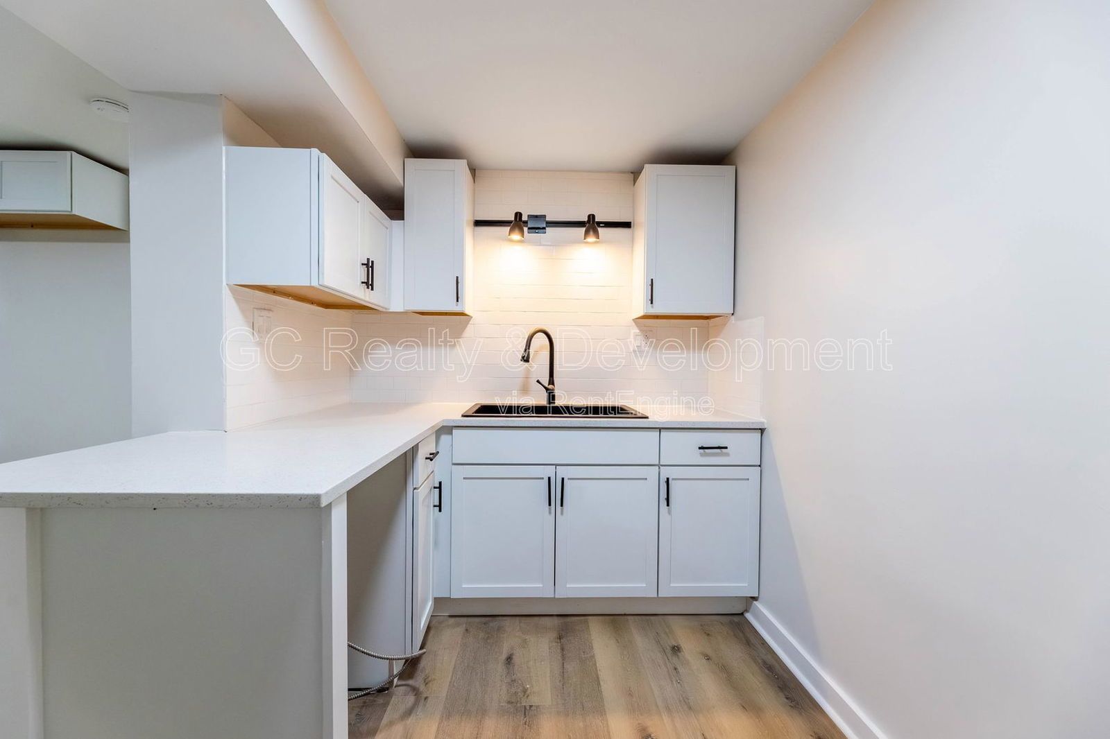 *** GUT REHAB / 2 BDRM + DEN / IN UNIT LAUNDRY / STAINLESS APPL / PAY ONLY ELECTRIC / WALK TO 43RD STATION*** property image