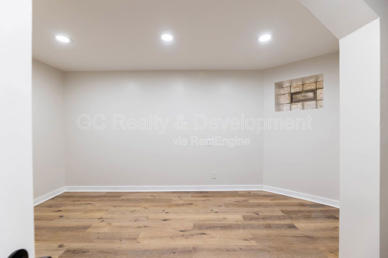 *** GUT REHAB / 2 BDRM + DEN / IN UNIT LAUNDRY / STAINLESS APPL / PAY ONLY ELECTRIC / WALK TO 43RD STATION*** property image