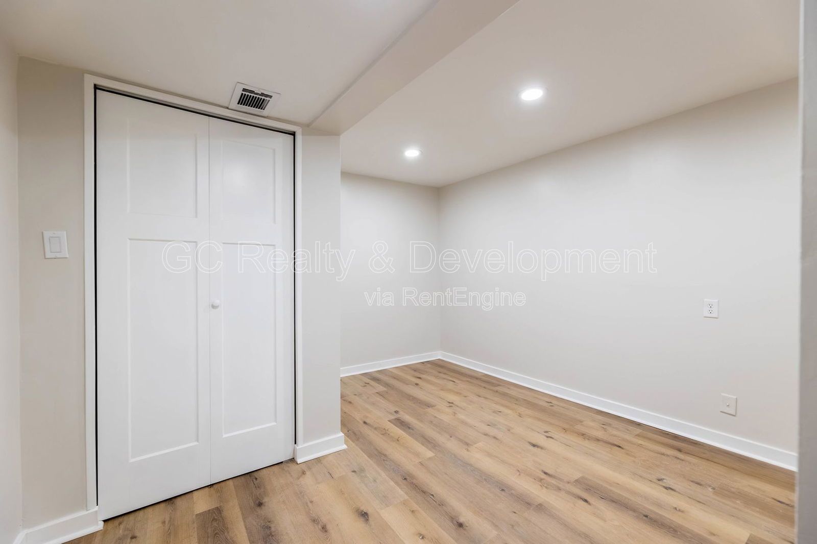 *** GUT REHAB / 2 BDRM + DEN / IN UNIT LAUNDRY / STAINLESS APPL / PAY ONLY ELECTRIC / WALK TO 43RD STATION*** property image
