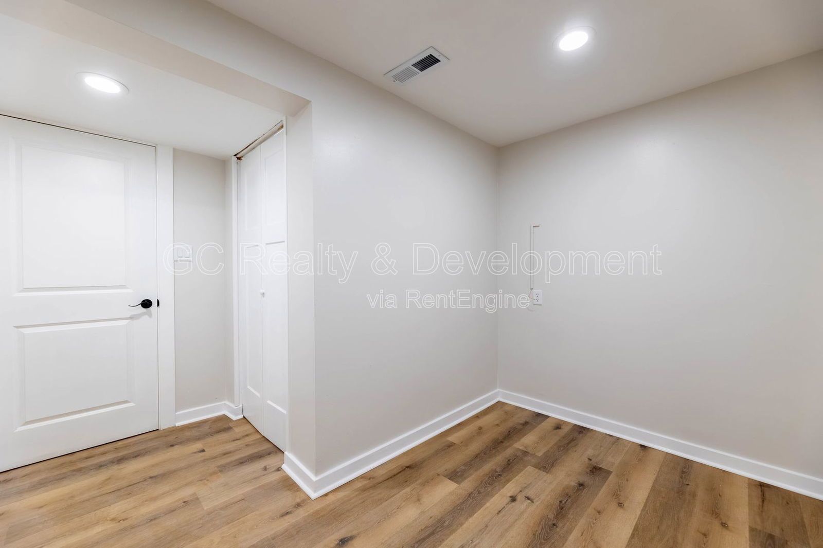 *** GUT REHAB / 2 BDRM + DEN / IN UNIT LAUNDRY / STAINLESS APPL / PAY ONLY ELECTRIC / WALK TO 43RD STATION*** property image