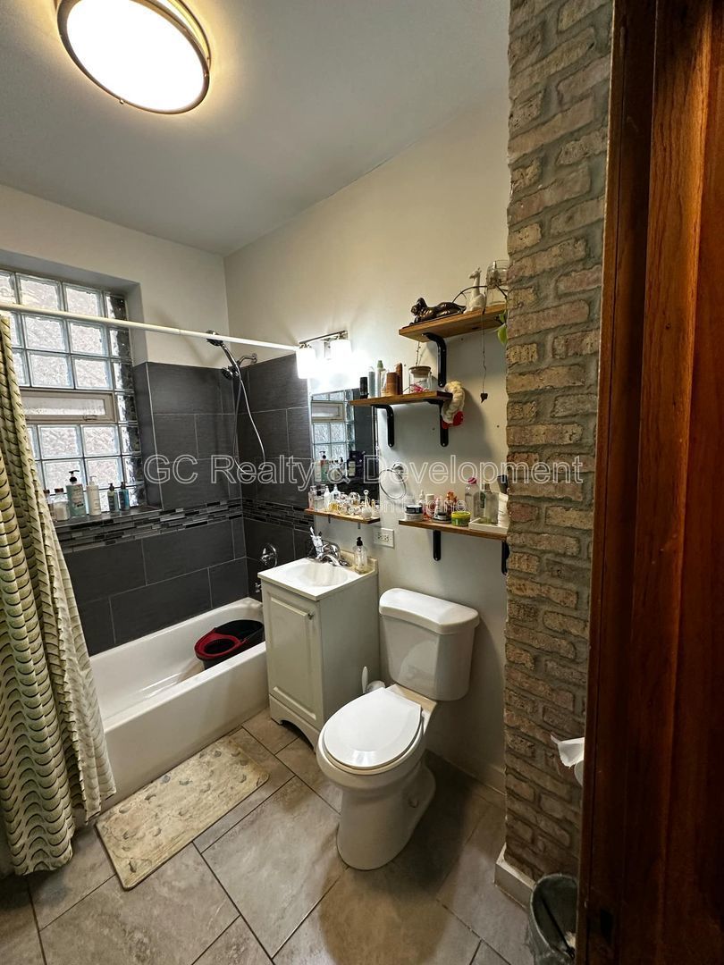 *** LITTLE VILLAGE / 1ST FL UNIT / 2 BDRM / PET FRIENDLY / HARDWOOD FLOORS / QUICK ACCESS TO TRAIN *** property image