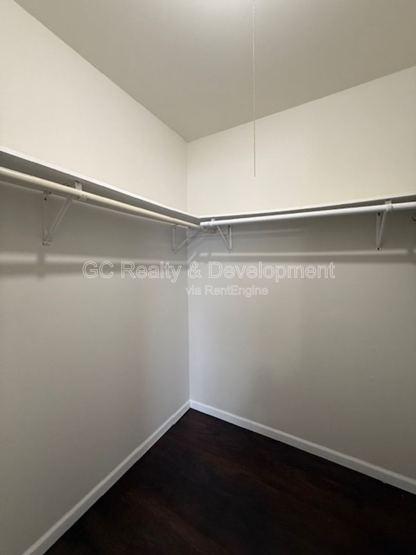 *** 1 BDRM / ONLY PAY ELECTRIC / PARKING INCLUDED / LAUNDRY ON SITE / SHOPPING NEARBY *** property image