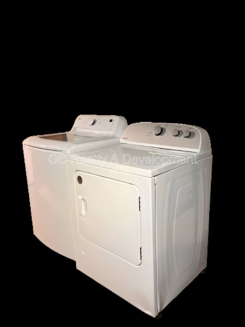 *** 1 MONTH FREE / PET FRIENDLY / LAUNDRY ON SITE / SS APPL / CENTRAL AC / WIFI INCLUDED / WALK TO TRAIN *** property image