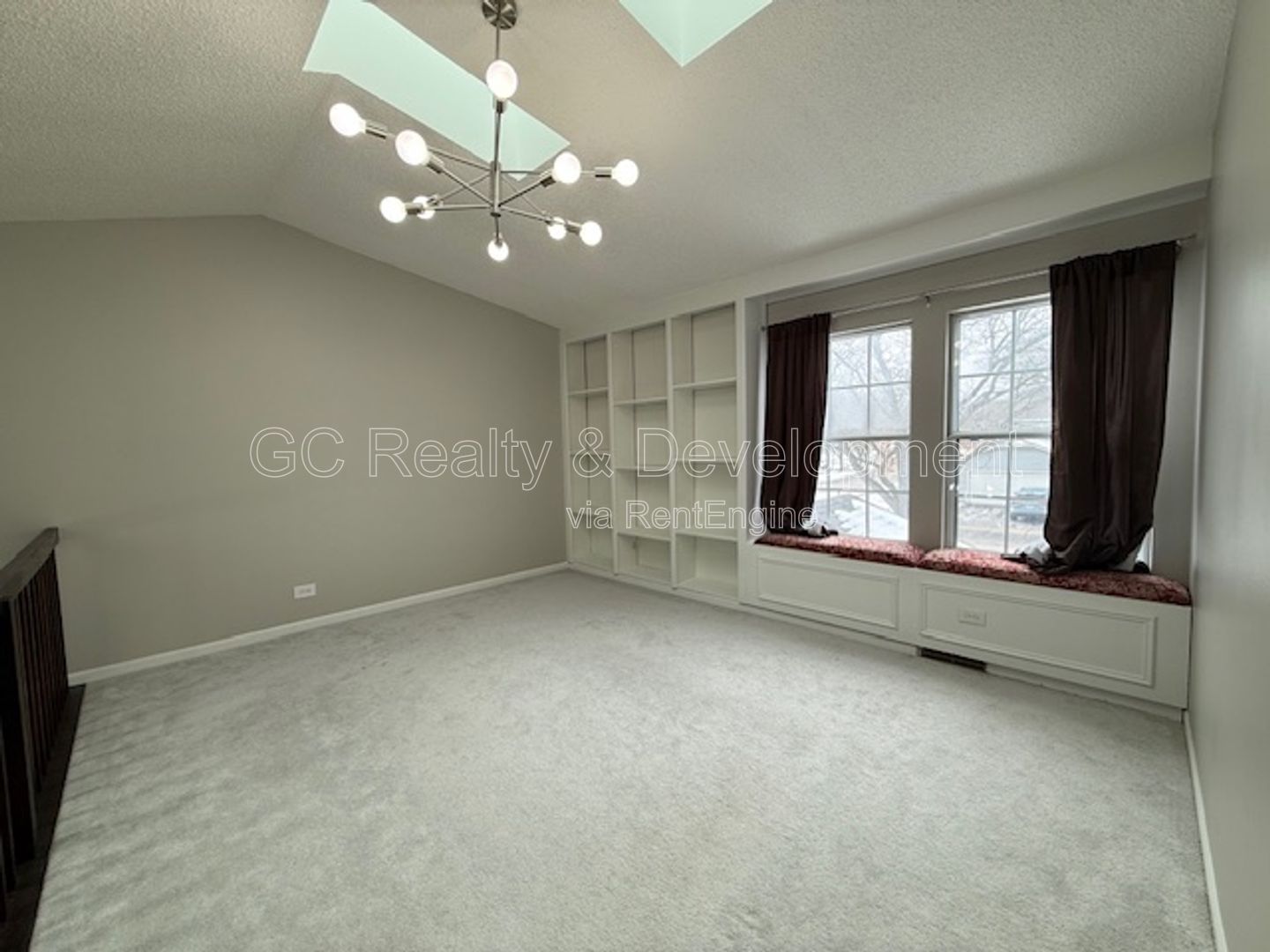 *** UPDATED 3 BDRM DUPLEX W/ 1ST FLOOR BDRM & FULL BTH / LARGE LOFT AREA / DOGS WELCOMED / FULL BSMT *** property image