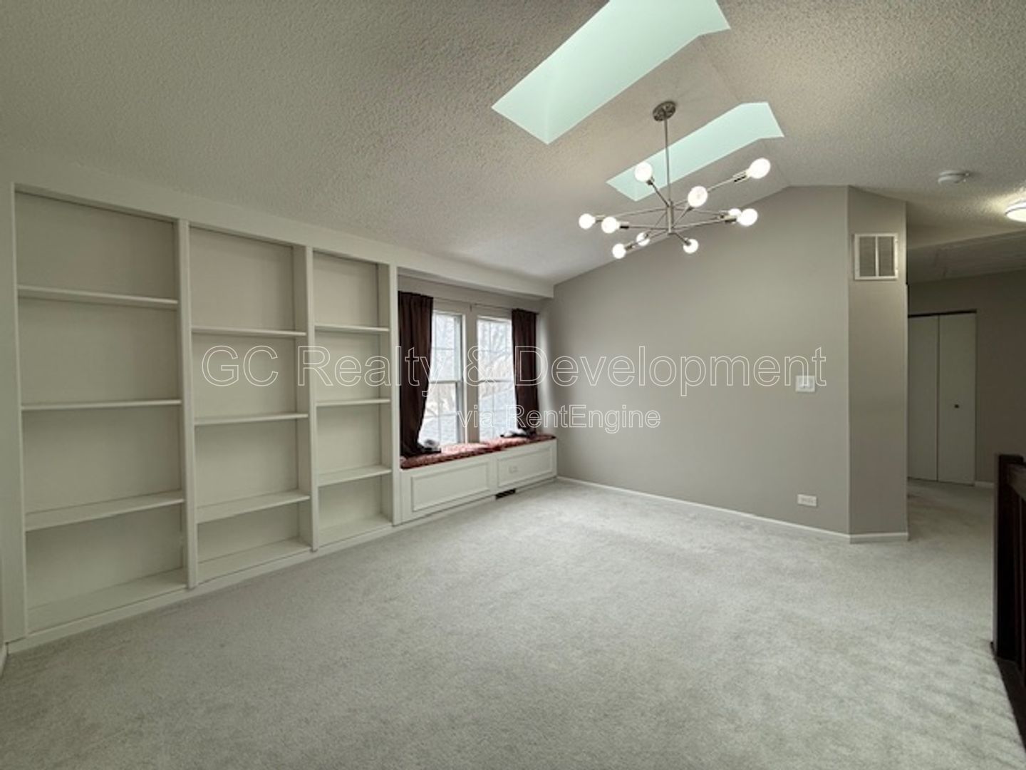 *** UPDATED 3 BDRM DUPLEX W/ 1ST FLOOR BDRM & FULL BTH / LARGE LOFT AREA / DOGS WELCOMED / FULL BSMT *** property image