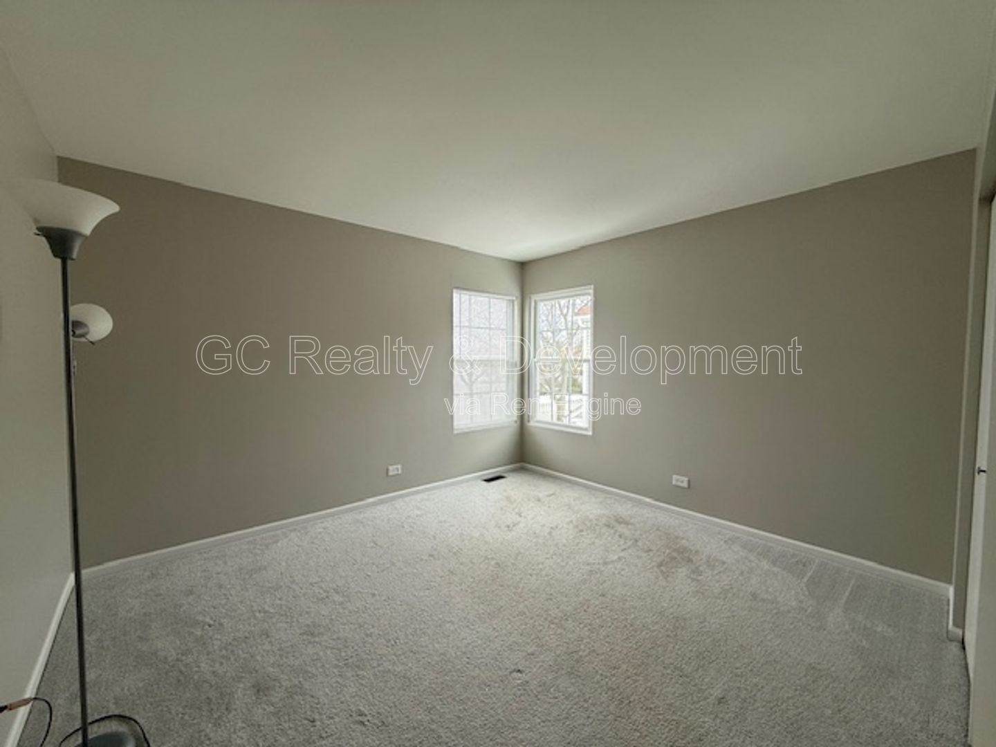 *** UPDATED 3 BDRM DUPLEX W/ 1ST FLOOR BDRM & FULL BTH / LARGE LOFT AREA / DOGS WELCOMED / FULL BSMT *** property image