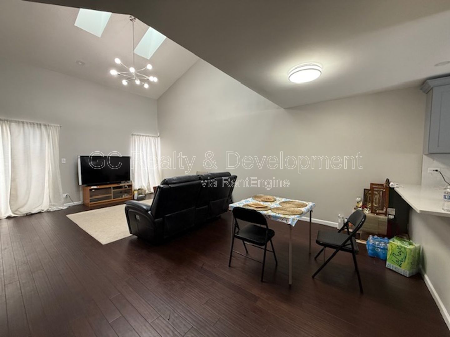 *** UPDATED 3 BDRM DUPLEX W/ 1ST FLOOR BDRM & FULL BTH / LARGE LOFT AREA / DOGS WELCOMED / FULL BSMT *** property image