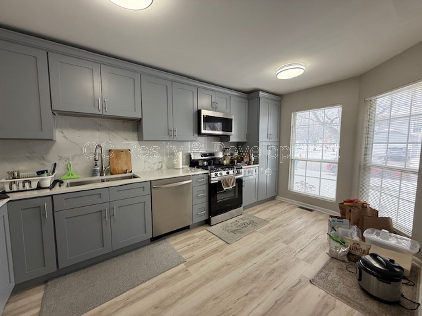 *** UPDATED 3 BDRM DUPLEX W/ 1ST FLOOR BDRM & FULL BTH / LARGE LOFT AREA / DOGS WELCOMED / FULL BSMT *** property image