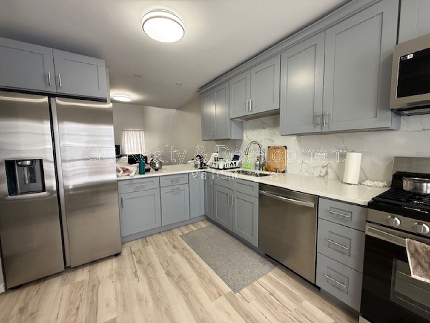 *** UPDATED 3 BDRM DUPLEX W/ 1ST FLOOR BDRM & FULL BTH / LARGE LOFT AREA / DOGS WELCOMED / FULL BSMT *** property image