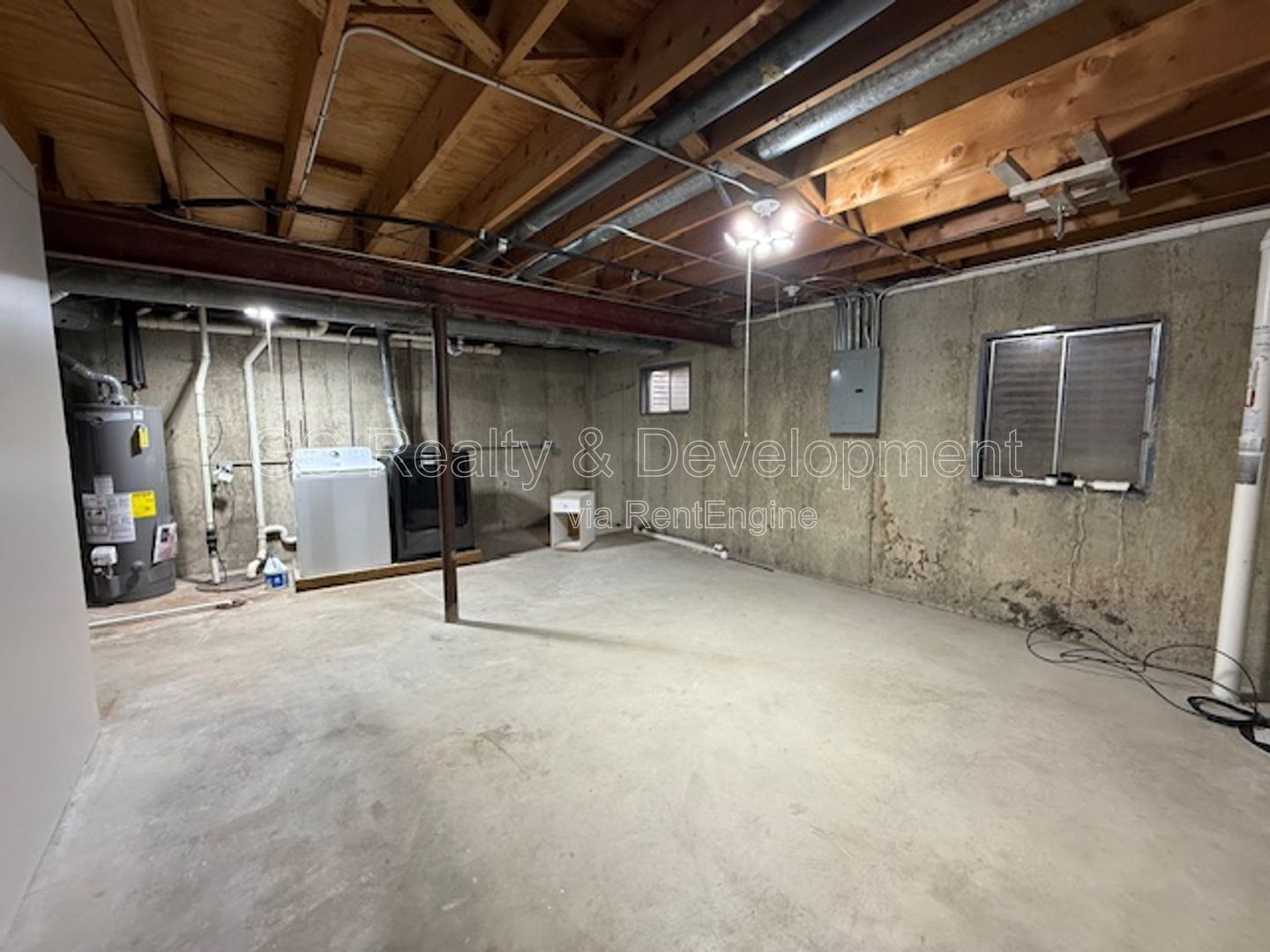 *** UPDATED 3 BDRM DUPLEX W/ 1ST FLOOR BDRM & FULL BTH / LARGE LOFT AREA / DOGS WELCOMED / FULL BSMT *** property image