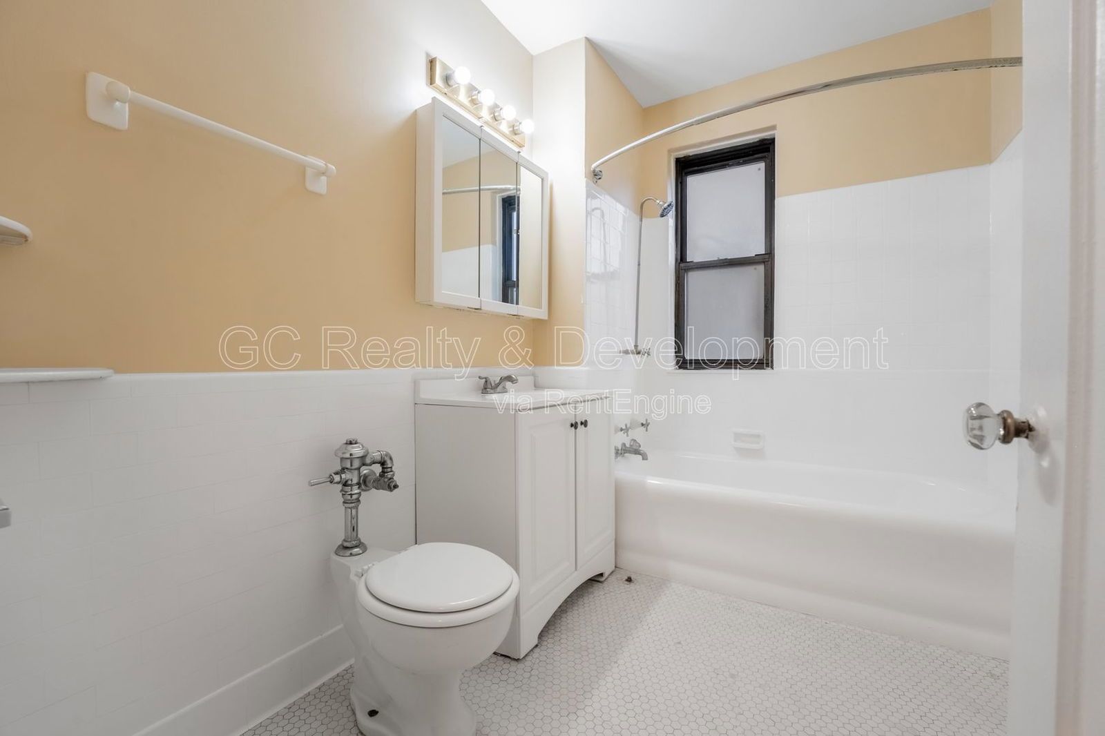 *** COMING SOON 4/15/26! / SPACIOUS 1 BED IN PRIME HYDE PARK - DON’T MISS OUT! / ON SITE GYM / STORAGE UNIT *** property image