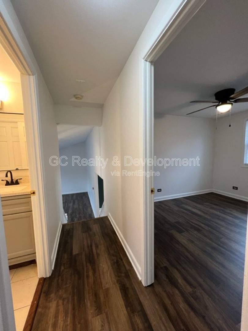 *** NAPERVILLE / 4 BDRM - 2 BTH / LARGE FENCED YARD W DECK / 2 CAR ATTACHED GARAGE *** property image