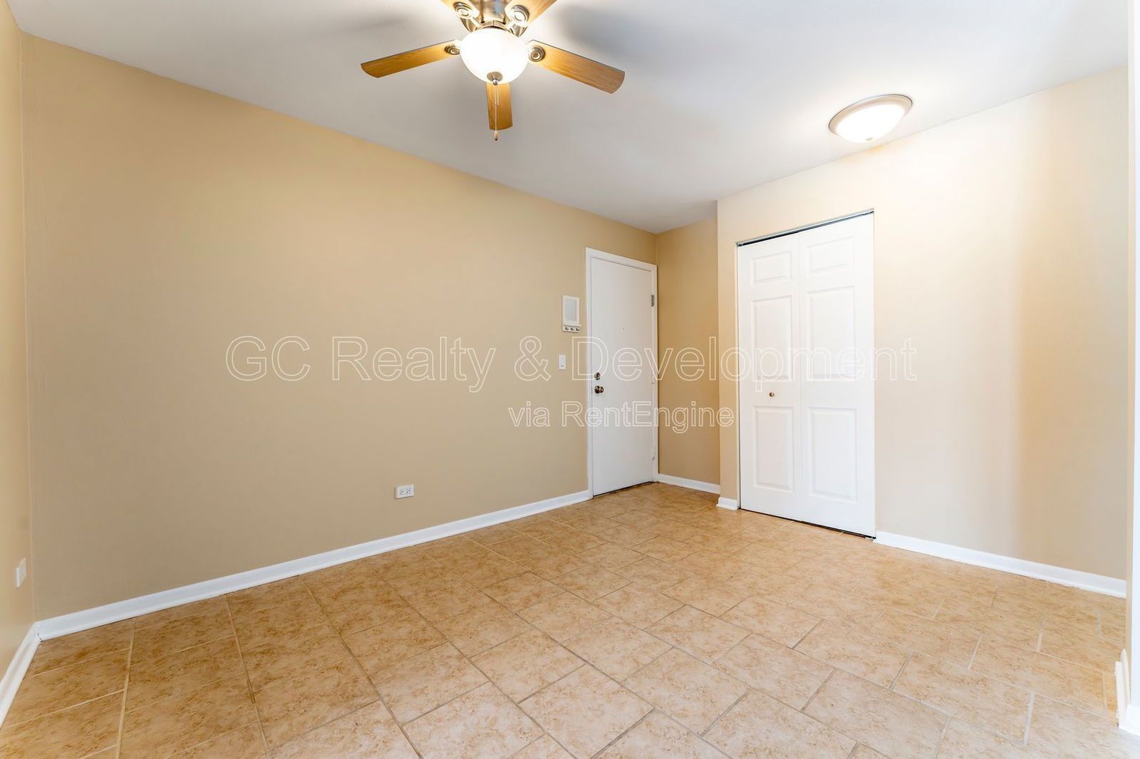 *** WALK TO METRA / HEAT INCL / PAY ONLY ELECTRIC / LAUNDRY NEXT TO UNIT / SMALL PET FRIENDLY *** property image