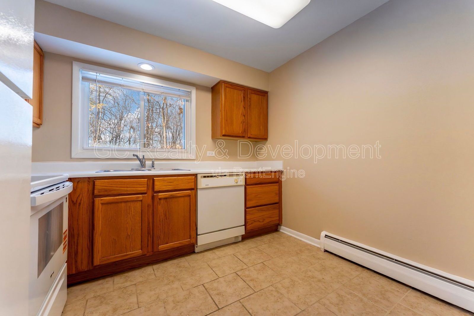 *** WALK TO METRA / HEAT INCL / PAY ONLY ELECTRIC / LAUNDRY NEXT TO UNIT / SMALL PET FRIENDLY *** property image