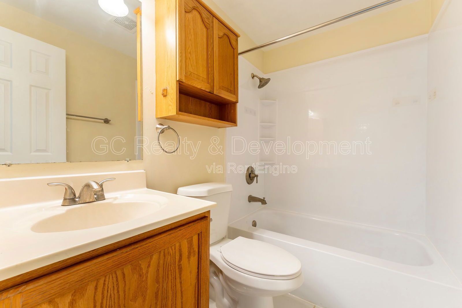 *** WALK TO METRA / HEAT INCL / PAY ONLY ELECTRIC / LAUNDRY NEXT TO UNIT / SMALL PET FRIENDLY *** property image