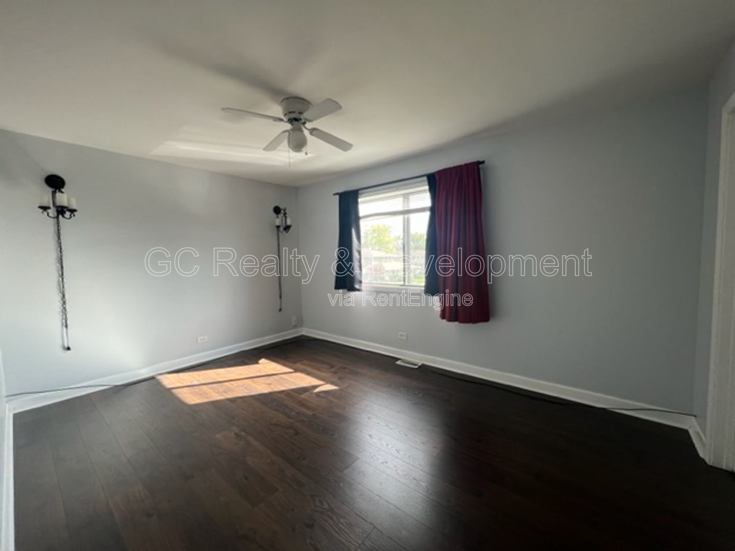 ***HANOVER PARK / 2 BDRM / APPL INCL / WOOD LAMINATE FLOORING / ATTACHED GARAGE / PRIVATE BALCONY*** property image