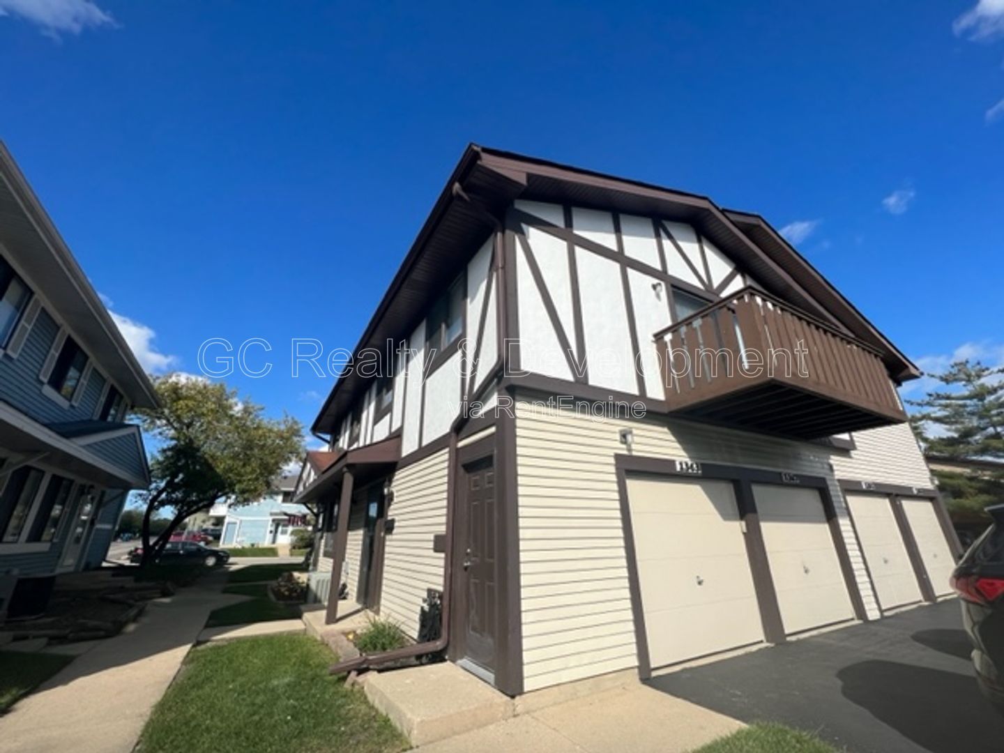 ***HANOVER PARK / 2 BDRM / APPL INCL / WOOD LAMINATE FLOORING / ATTACHED GARAGE / PRIVATE BALCONY*** property image