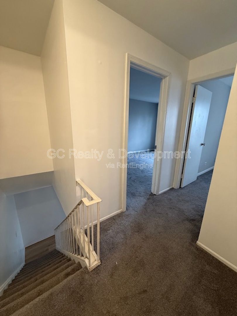 *** 2 BDRM / GARAGE PARKING / IN UNIT LAUNDRY / SS APPL / WALK IN CLOSET / CLOSE TO SHOPPING *** property image