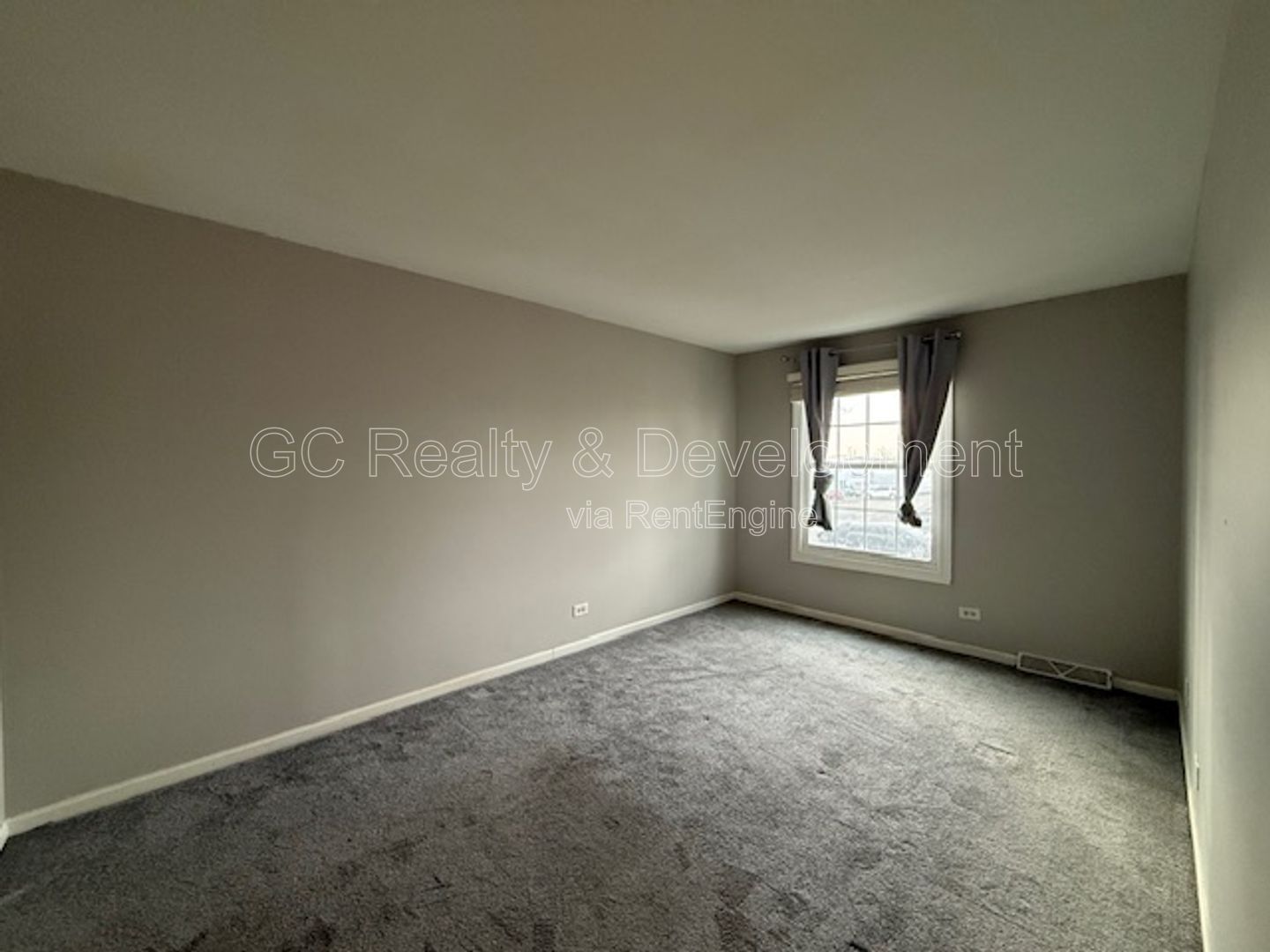 *** 2 BDRM / GARAGE PARKING / IN UNIT LAUNDRY / SS APPL / WALK IN CLOSET / CLOSE TO SHOPPING *** property image