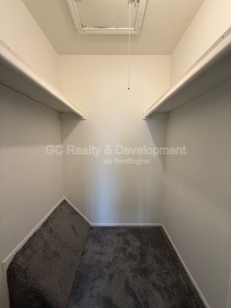 *** 2 BDRM / GARAGE PARKING / IN UNIT LAUNDRY / SS APPL / WALK IN CLOSET / CLOSE TO SHOPPING *** property image