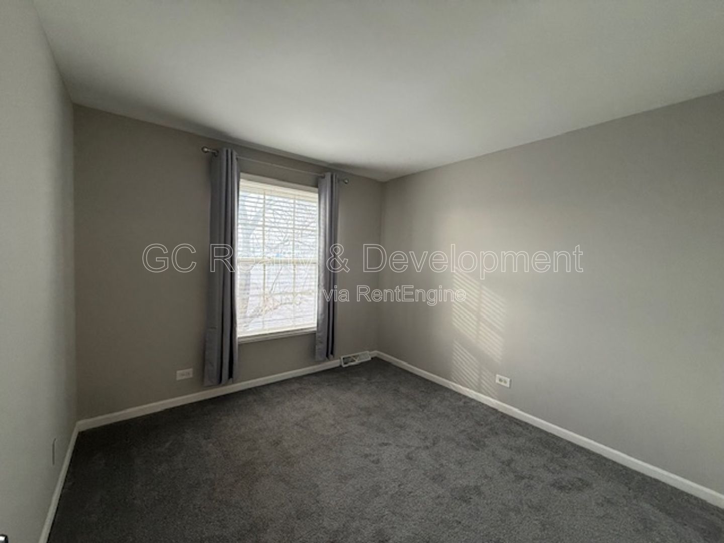 *** 2 BDRM / GARAGE PARKING / IN UNIT LAUNDRY / SS APPL / WALK IN CLOSET / CLOSE TO SHOPPING *** property image