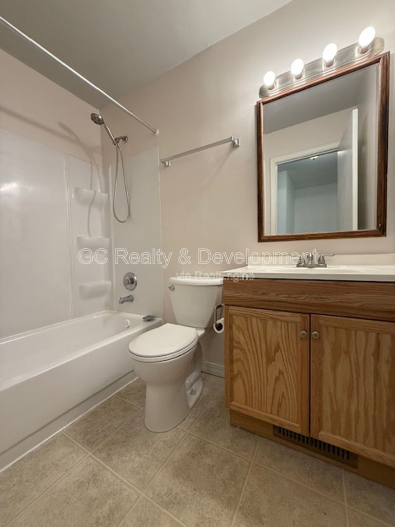 *** 2 BDRM / GARAGE PARKING / IN UNIT LAUNDRY / SS APPL / WALK IN CLOSET / CLOSE TO SHOPPING *** property image