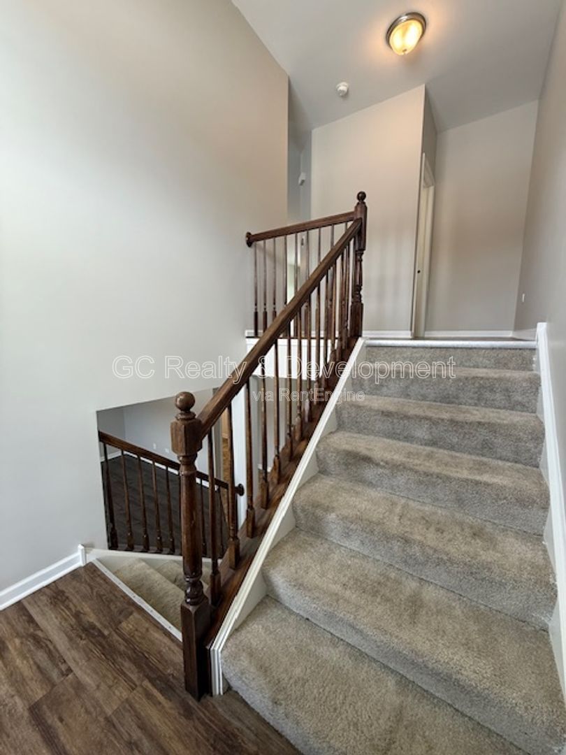 *** 3 BDRM - 2.5 BTH / NEWER CONSTRUCTION / WALK TO LAKE / GARAGE PARKING / 2000+ SQFT *** property image