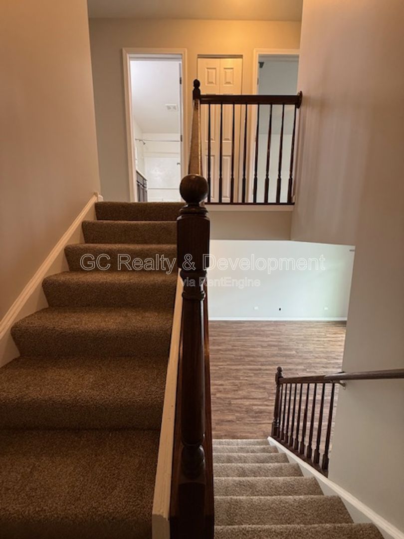 *** 3 BDRM - 2.5 BTH / NEWER CONSTRUCTION / WALK TO LAKE / GARAGE PARKING / 2000+ SQFT *** property image