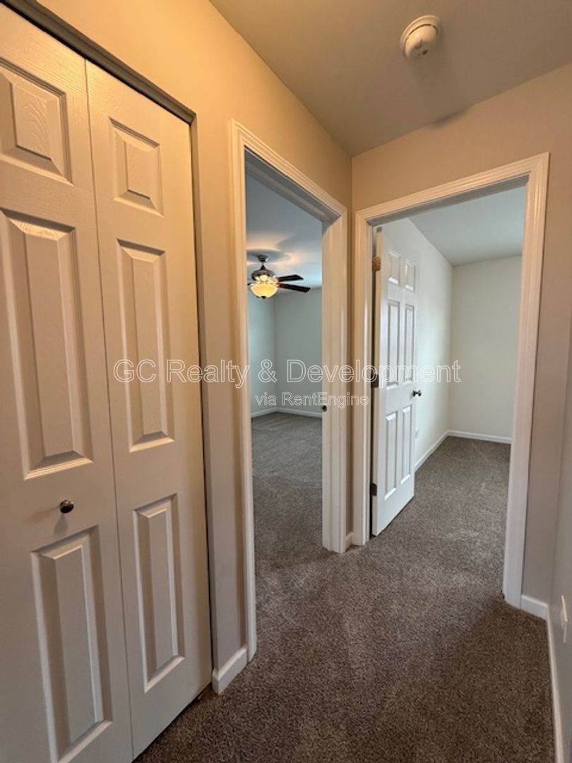 *** 3 BDRM - 2.5 BTH / NEWER CONSTRUCTION / WALK TO LAKE / GARAGE PARKING / 2000+ SQFT *** property image