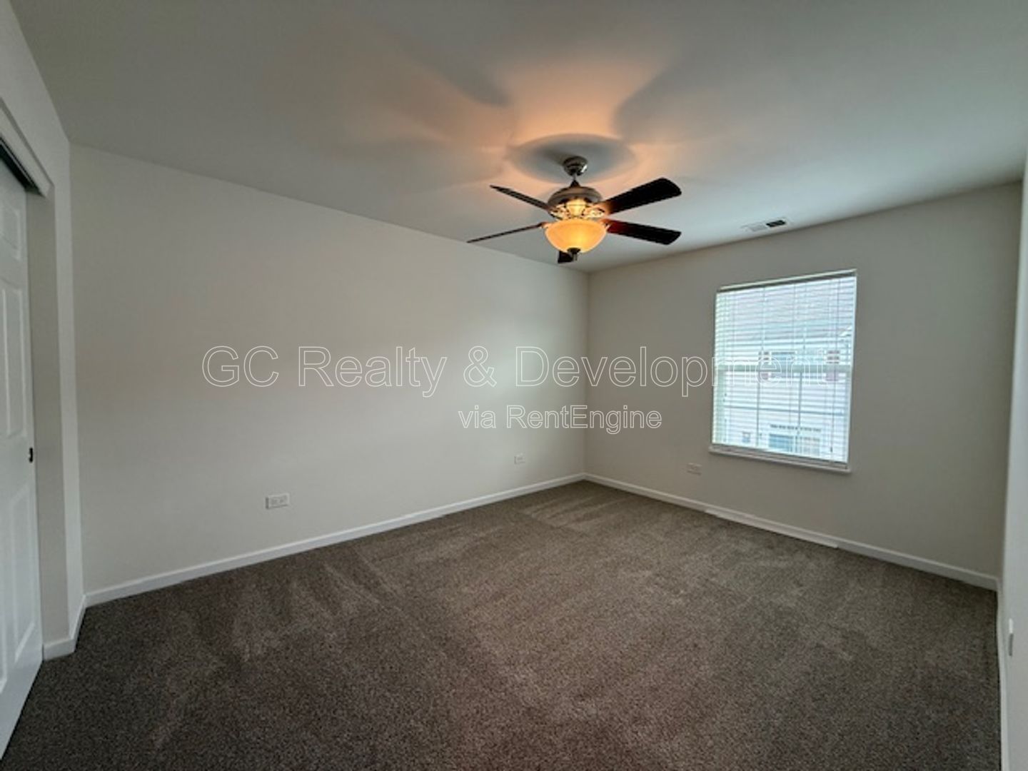 *** 3 BDRM - 2.5 BTH / NEWER CONSTRUCTION / WALK TO LAKE / GARAGE PARKING / 2000+ SQFT *** property image