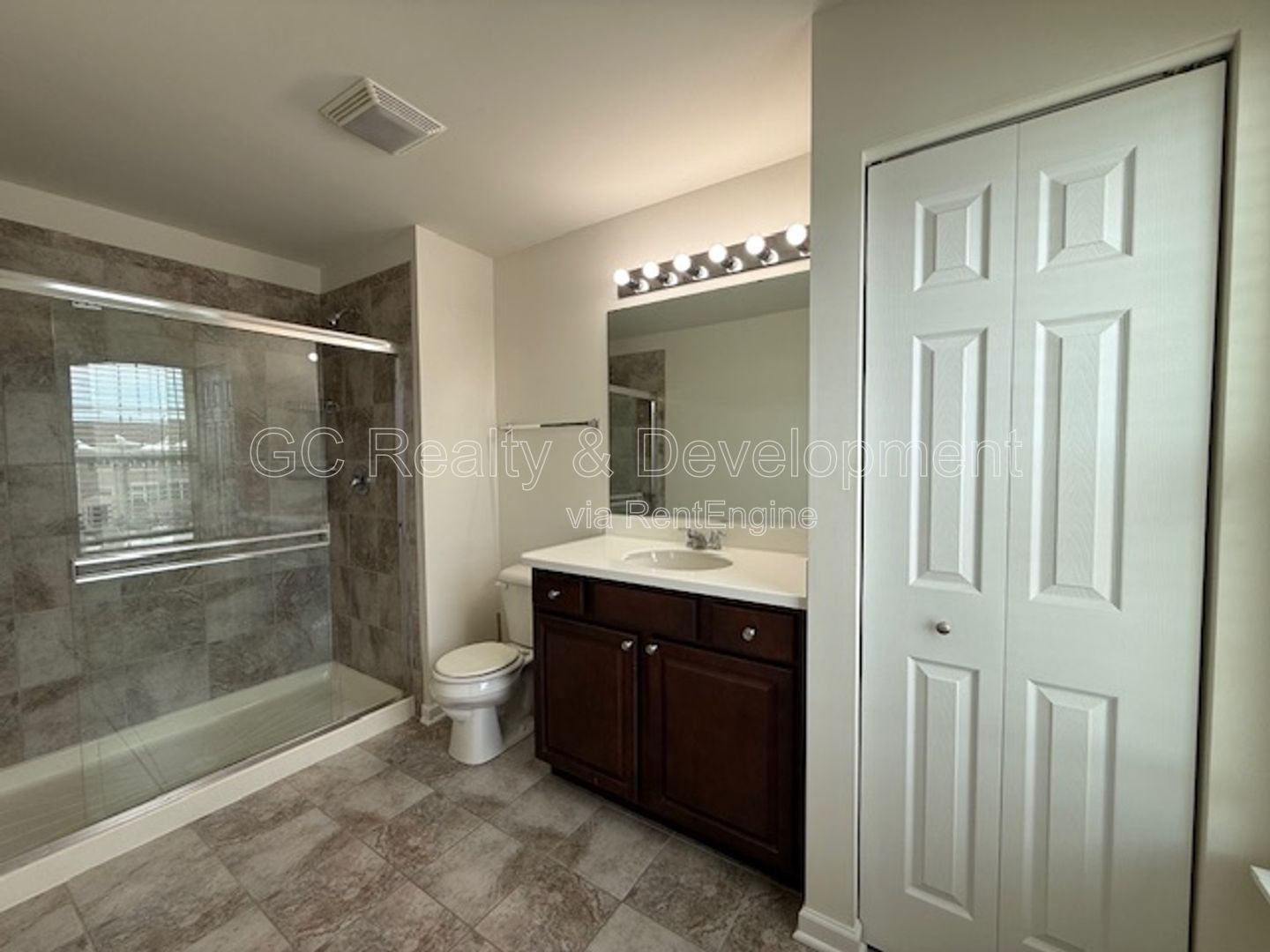 *** 3 BDRM - 2.5 BTH / NEWER CONSTRUCTION / WALK TO LAKE / GARAGE PARKING / 2000+ SQFT *** property image