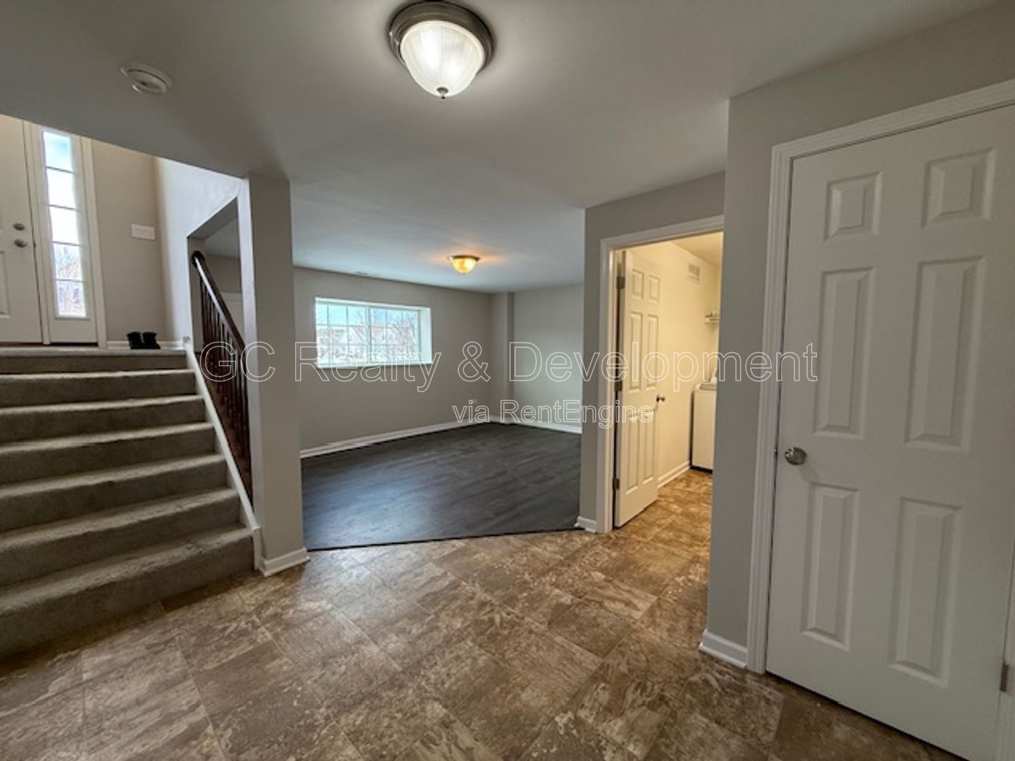 *** 3 BDRM - 2.5 BTH / NEWER CONSTRUCTION / WALK TO LAKE / GARAGE PARKING / 2000+ SQFT *** property image