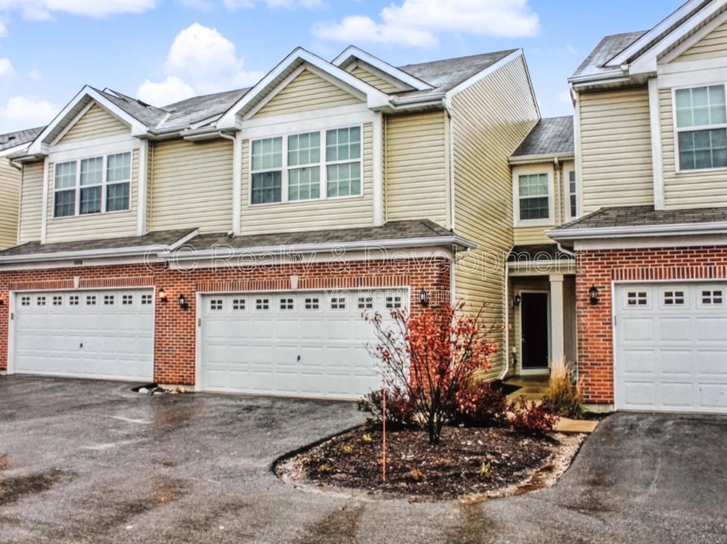 *** 3 BDRM - 2.5 BTH / RECENTLY UPDATED / ATTACHED GARAGE / LRG CLOSETS / PET FRIENDLY *** property image