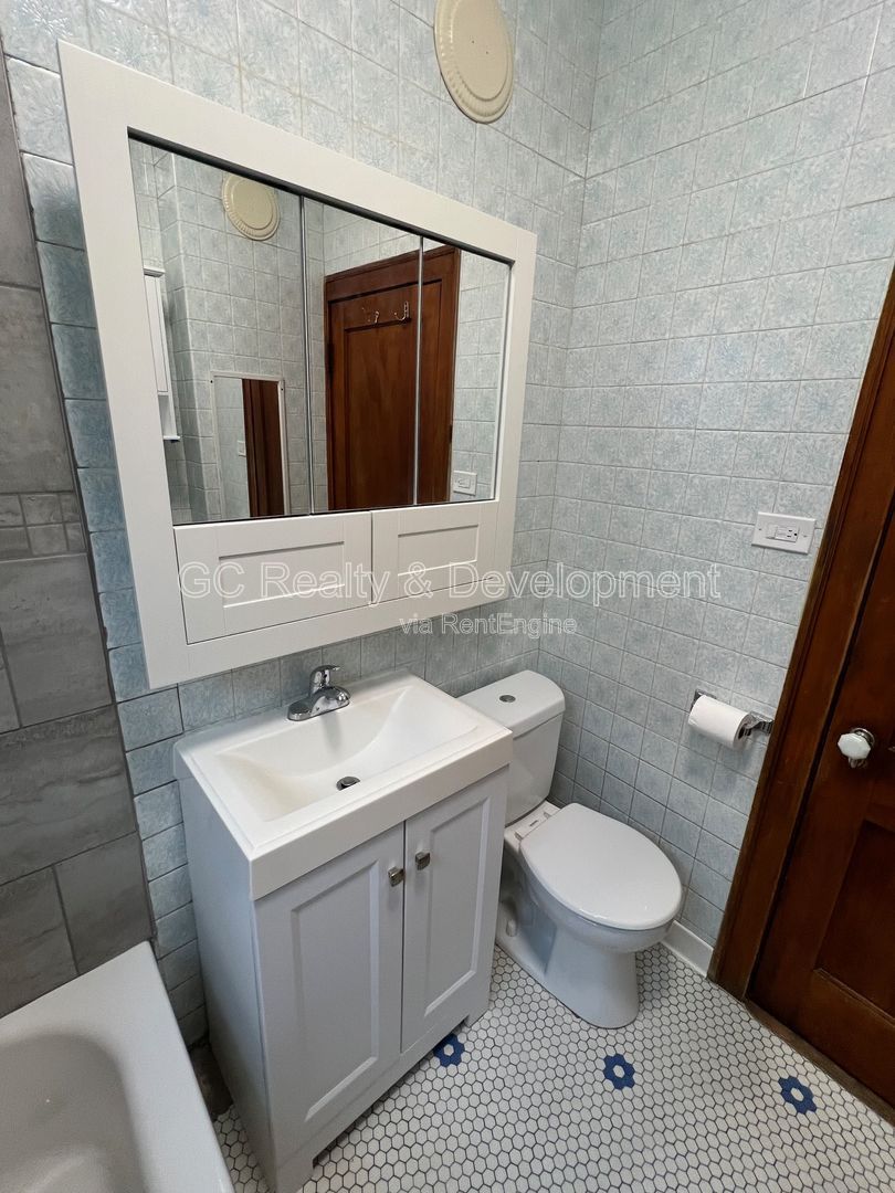 *** 2 BDRM / HARDWOOD FLOORS / PAY GAS & ELECTRIC / 2ND FLOOR UNIT *** property image