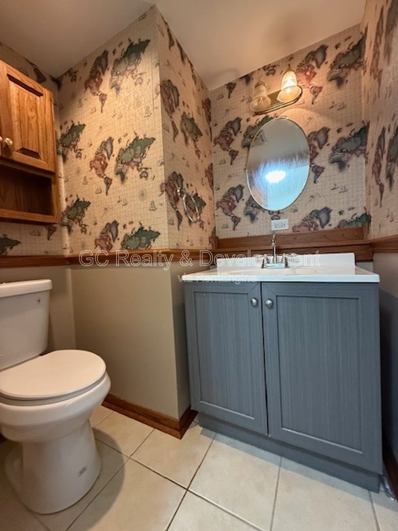 *** 2 BDRM - 2.5 BTH / LRG WALK IN CLOSET / ATTACHED GARAGE / SS APPL / IN UNIT LAUNDRY *** property image