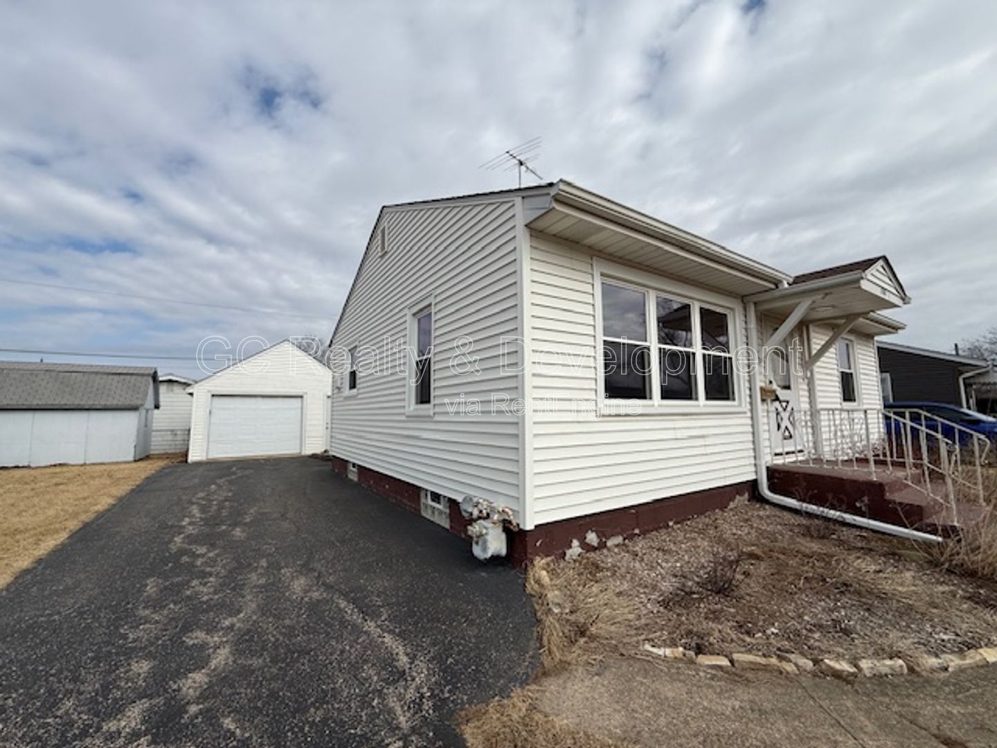 ***2 BDRM / BASEMENT / DETACHED GARAGE / RECENTLY UPDATED / HARDWOOD FLOORS *** property image