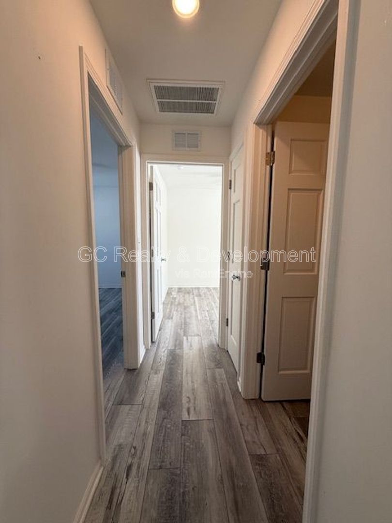 *** 2ND FLOOR / ALL UTILITIES INCL / GARAGE SPACE AVAIL / RECENTLY UPDATED / PET FRIENDLY *** property image