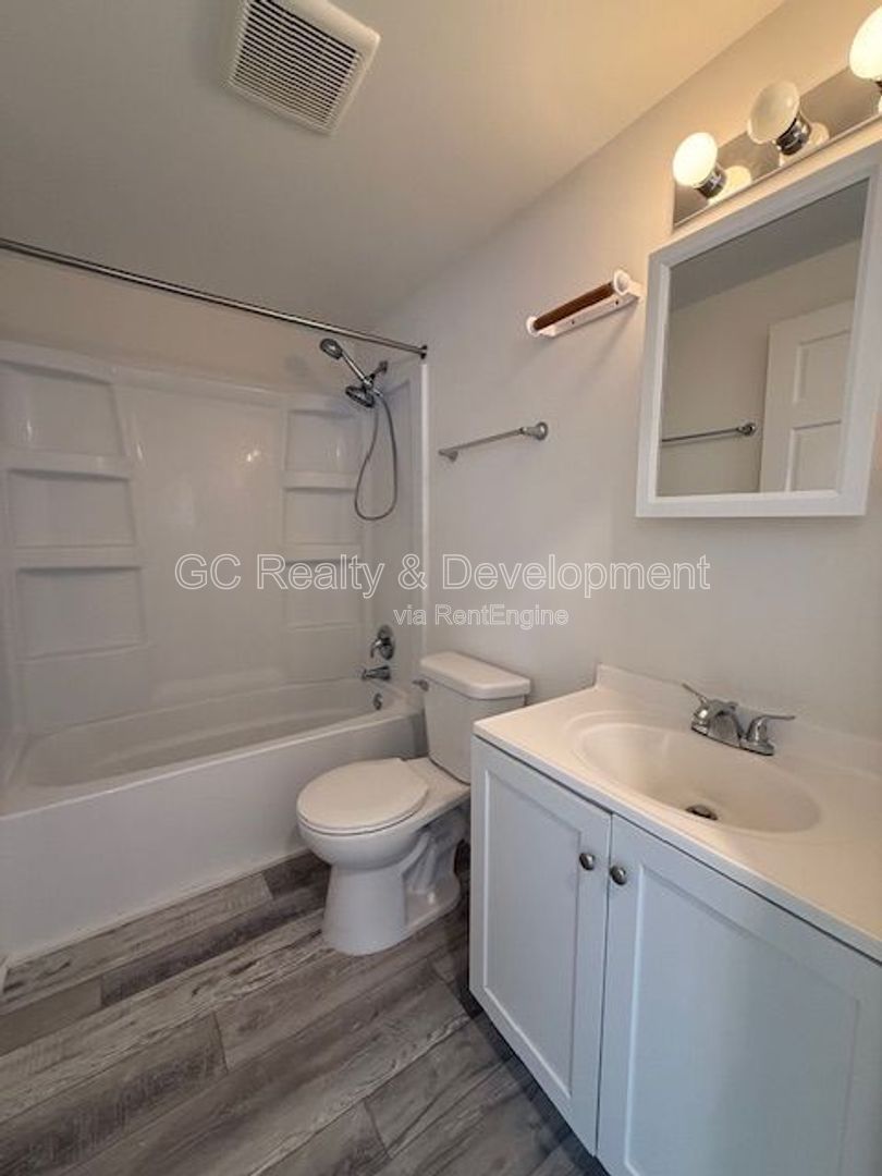 *** 2ND FLOOR / ALL UTILITIES INCL / GARAGE SPACE AVAIL / RECENTLY UPDATED / PET FRIENDLY *** property image