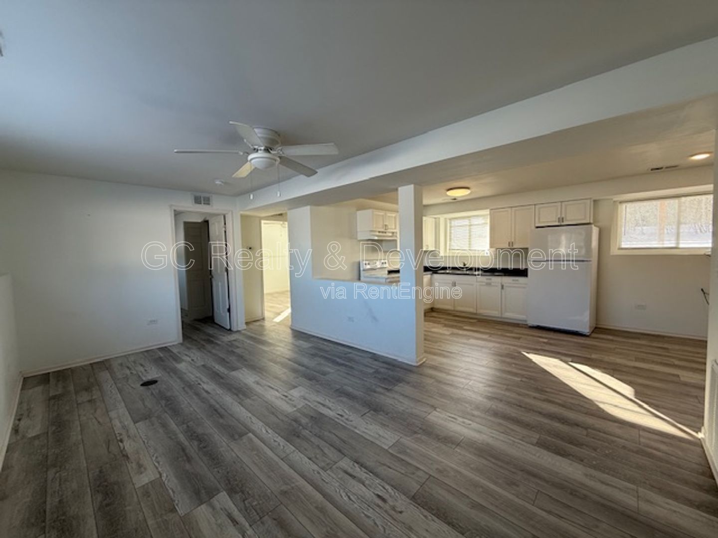 *** ALL UTILITIES & GARAGE PARKING SPACE INCL /  RECENTLY UPDATED / LAUNDRY ON SITE *** property image