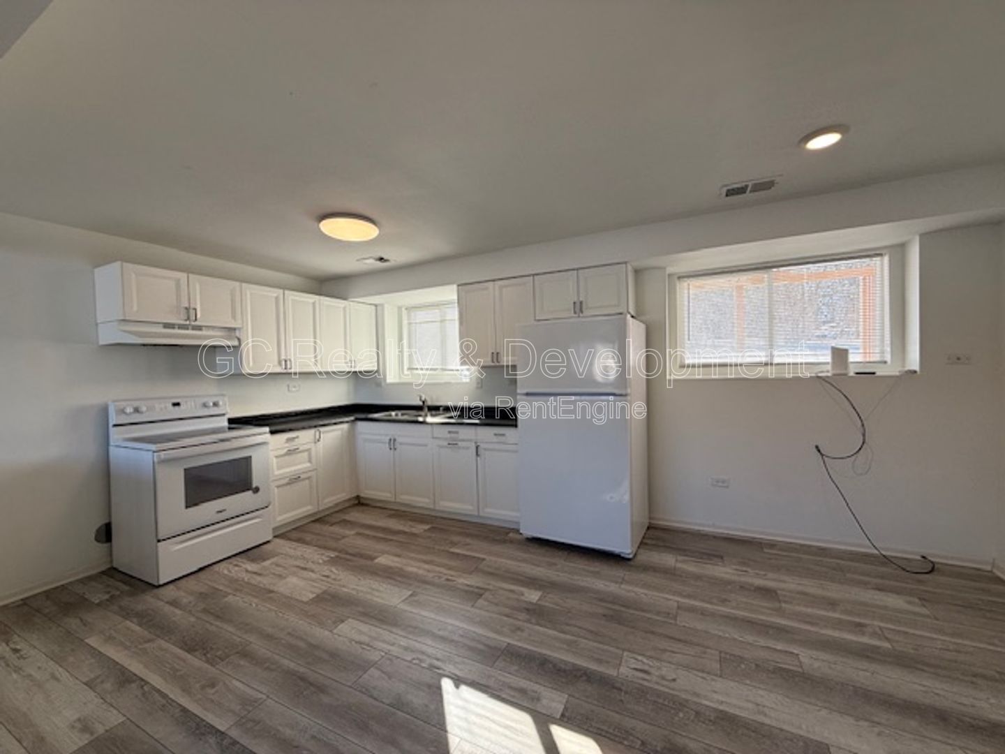 *** ALL UTILITIES & GARAGE PARKING SPACE INCL /  RECENTLY UPDATED / LAUNDRY ON SITE *** property image