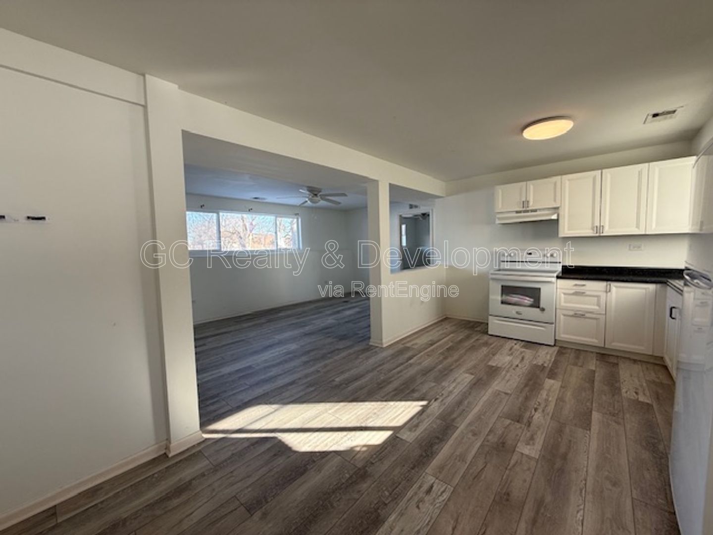 *** ALL UTILITIES & GARAGE PARKING SPACE INCL /  RECENTLY UPDATED / LAUNDRY ON SITE *** property image