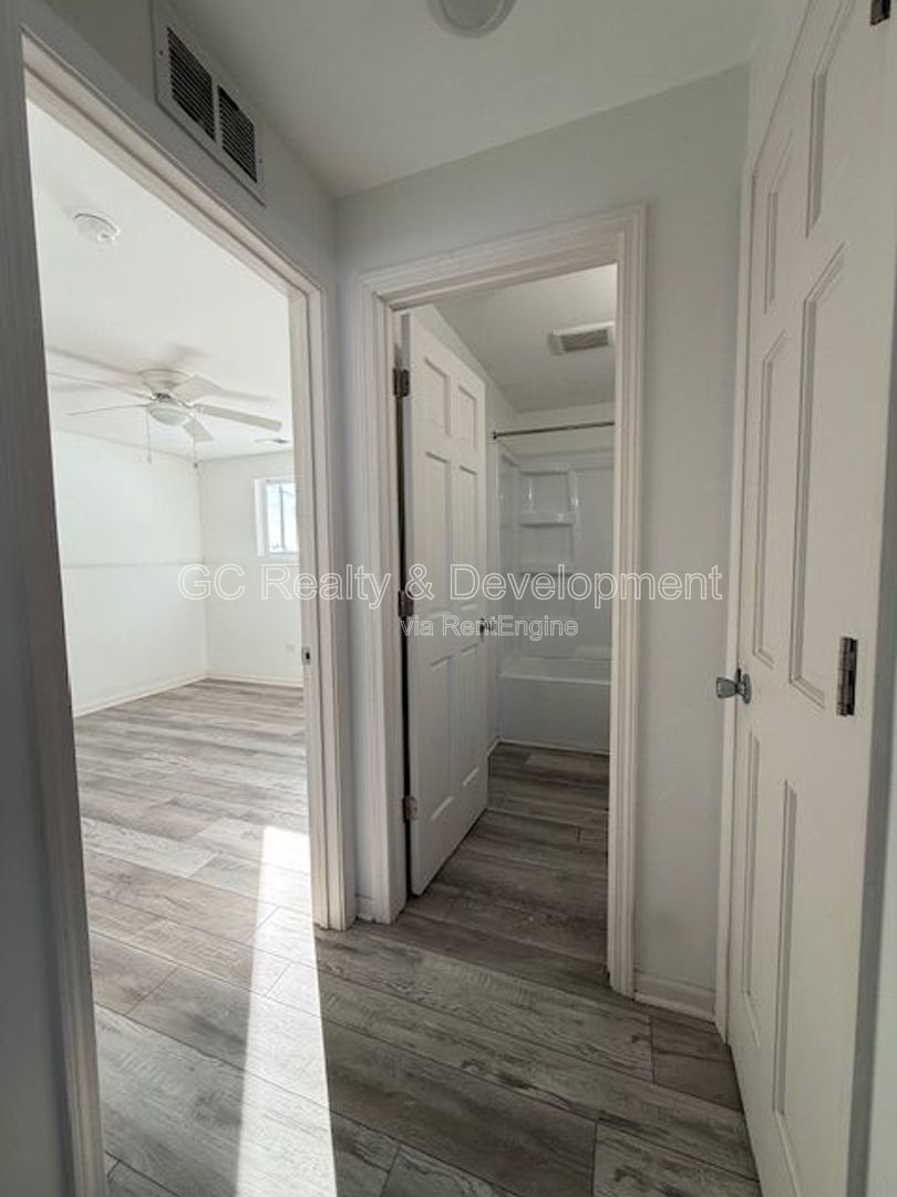 *** ALL UTILITIES & GARAGE PARKING SPACE INCL /  RECENTLY UPDATED / LAUNDRY ON SITE *** property image