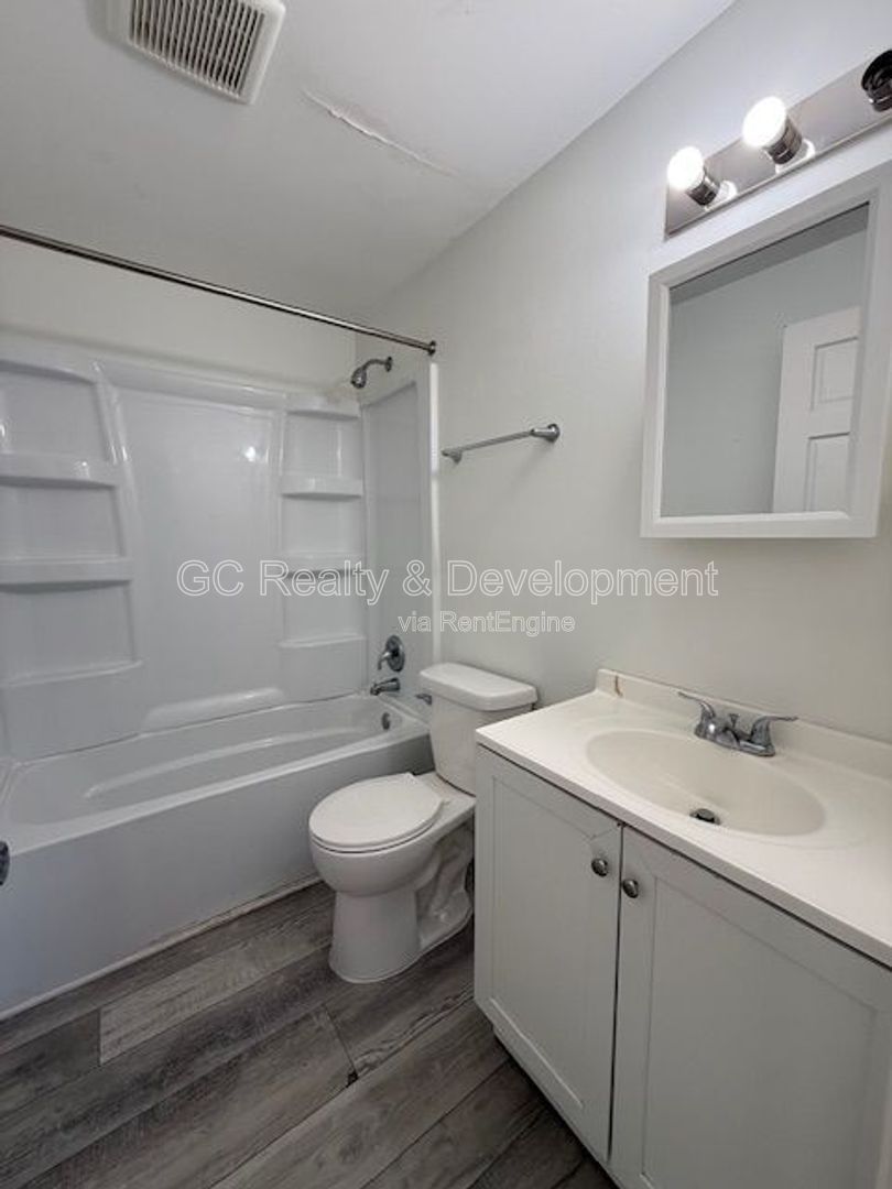 *** ALL UTILITIES & GARAGE PARKING SPACE INCL /  RECENTLY UPDATED / LAUNDRY ON SITE *** property image