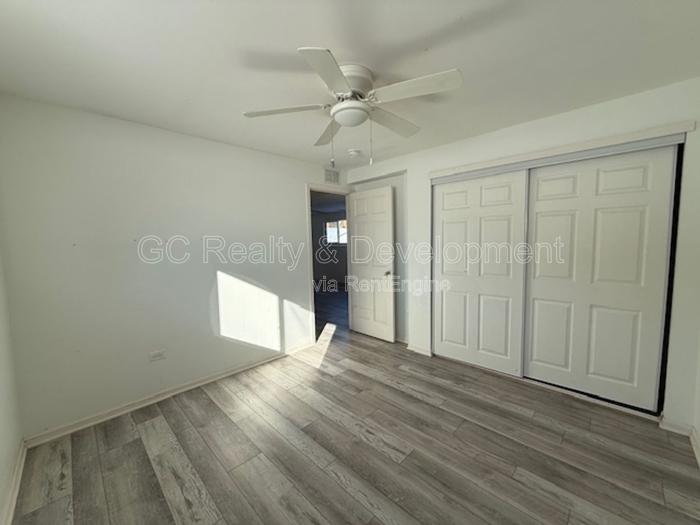 *** ALL UTILITIES & GARAGE PARKING SPACE INCL /  RECENTLY UPDATED / LAUNDRY ON SITE *** property image