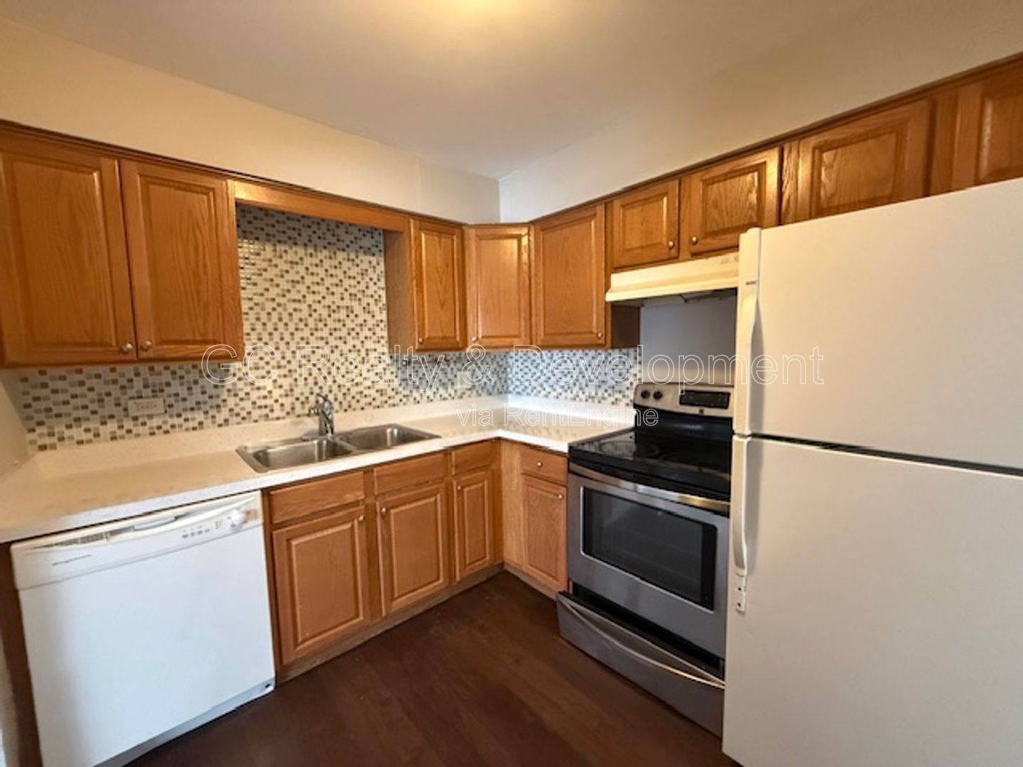 *** 2 BDRM / ONLY PAY ELECTRIC / LAUNDRY ON SITE / PARKING INCL *** property image