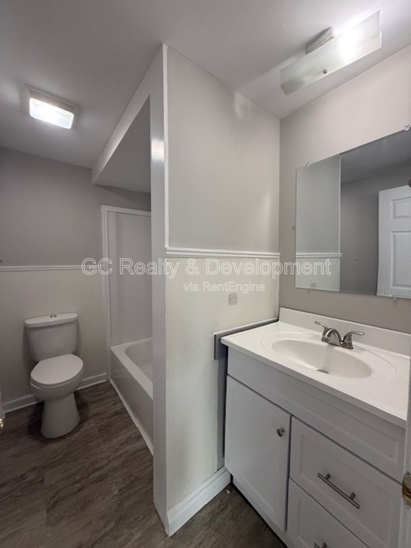 *** 2 BDRM / ONLY PAY ELECTRIC / LAUNDRY ON SITE / PARKING INCL *** property image