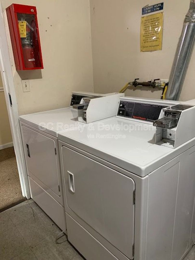 *** 2 BDRM / ONLY PAY ELECTRIC / LAUNDRY ON SITE / PARKING INCL *** property image