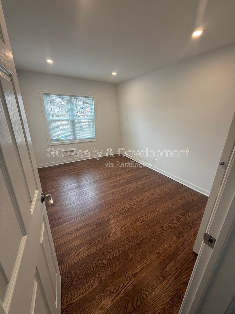 *** COMING SOON 3/15/26! / 3 BDRM - 2 BTH / SSL APPL / IN UNIT LAUNDRY / FENCED YARD / PET FRIENDLY / HARDWOOD FLOORS *** property image