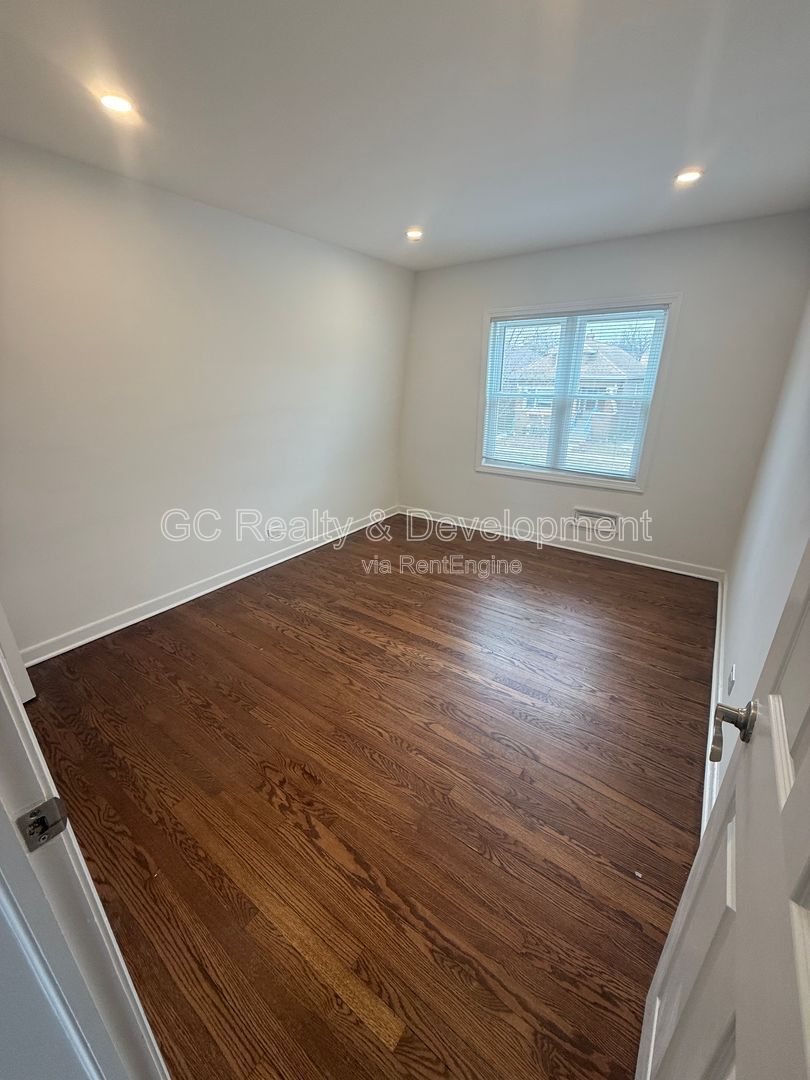 *** COMING SOON 3/15/26! / 3 BDRM - 2 BTH / SSL APPL / IN UNIT LAUNDRY / FENCED YARD / PET FRIENDLY / HARDWOOD FLOORS *** property image